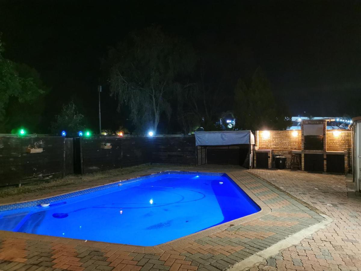 The Yellow Butterfly Vereeniging Exterior foto
