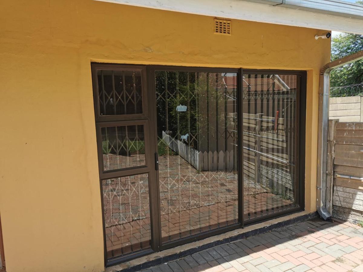 The Yellow Butterfly Vereeniging Exterior foto