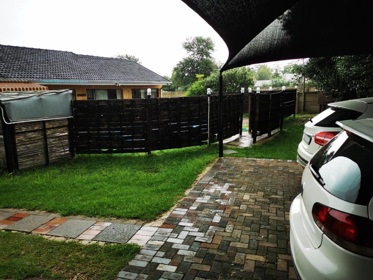 The Yellow Butterfly Vereeniging Exterior foto